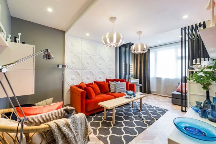 jasna sofa w salonie