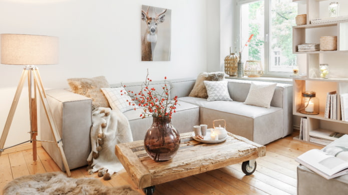 bezramowa sofa w salonie