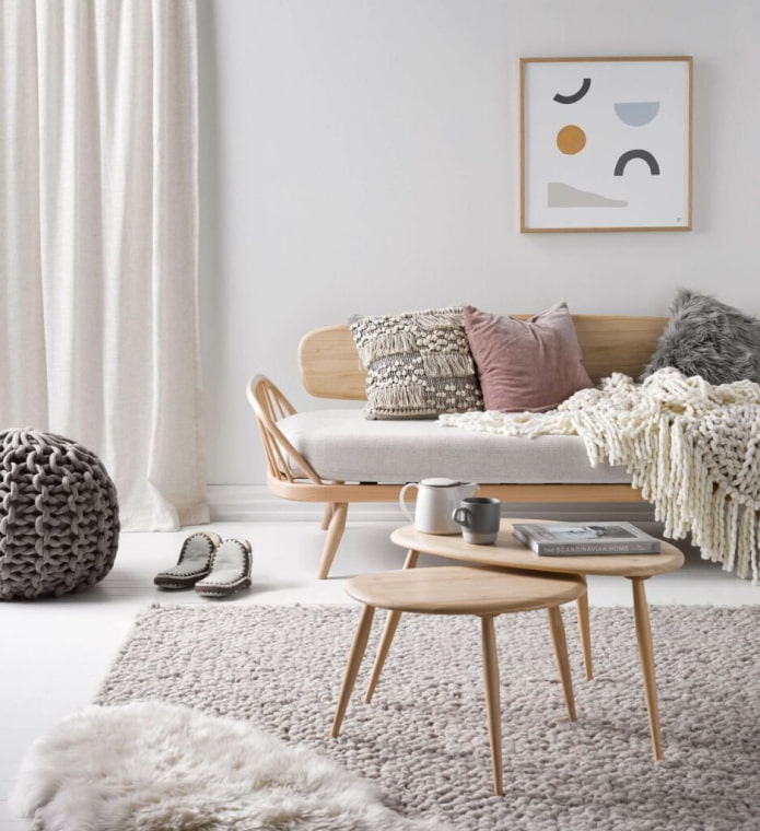 drewniana sofa w przedpokoju