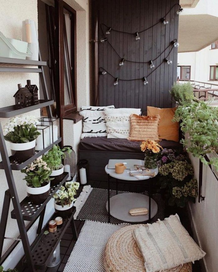 przytulny otwarty balkon