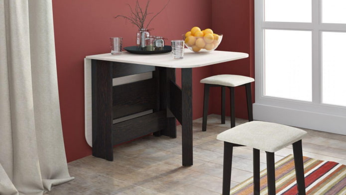 stolik transformatorowy w salonie