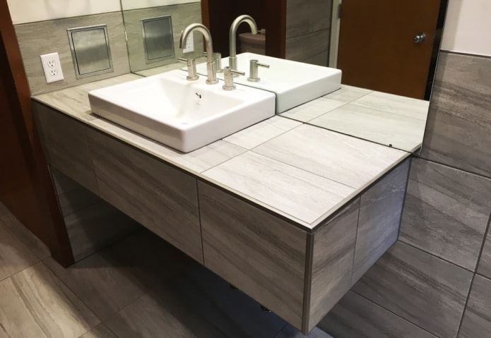 blat z płytek ceramicznych we wnętrzu