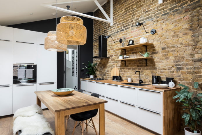 stół we wnętrzu kuchni w stylu loft