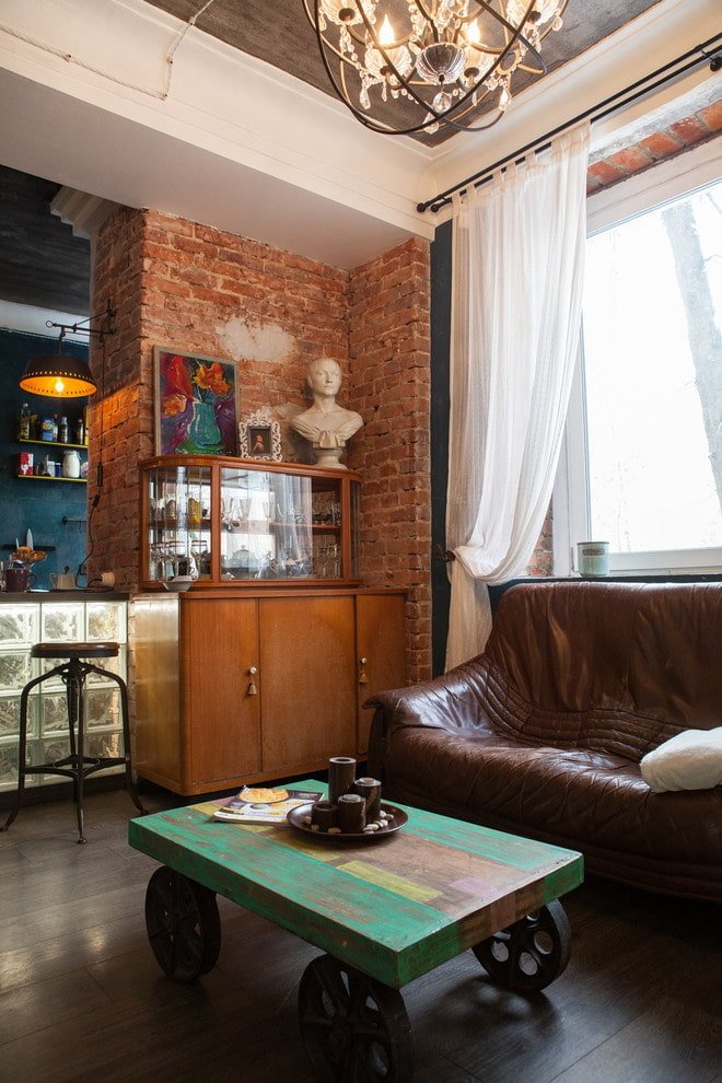stolik kawowy we wnętrzu w stylu loft