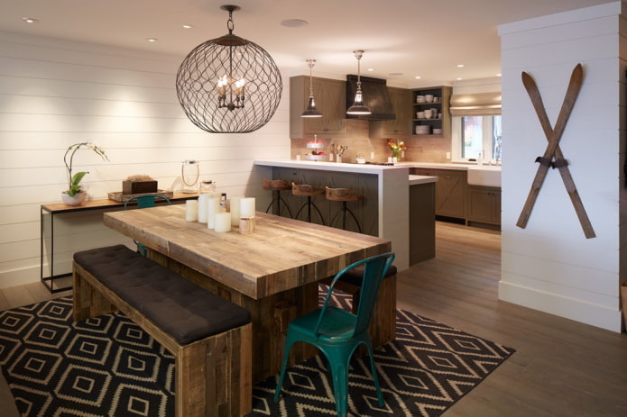 drewniany stół we wnętrzu w stylu loft