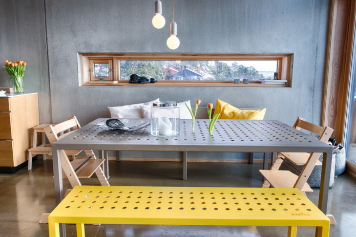 metalowy stół we wnętrzu w stylu loft