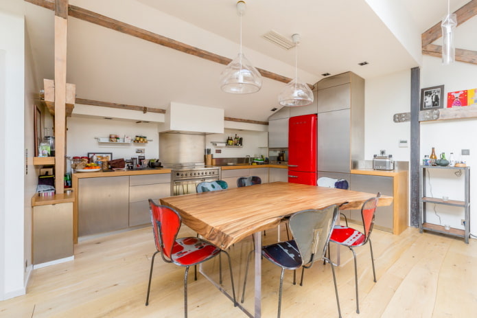 stół płytowy we wnętrzu w stylu loft
