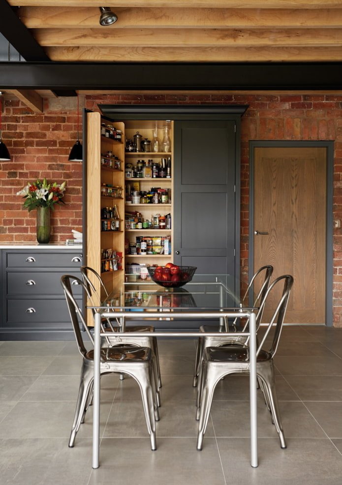 szklany stolik we wnętrzu w stylu loft