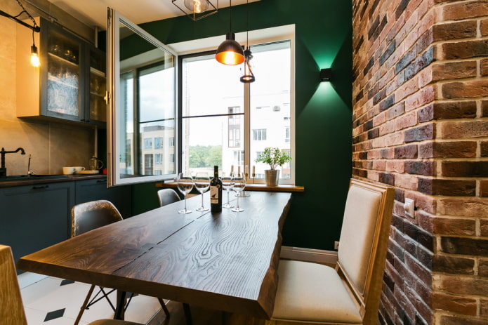 stół we wnętrzu kuchni w stylu loft