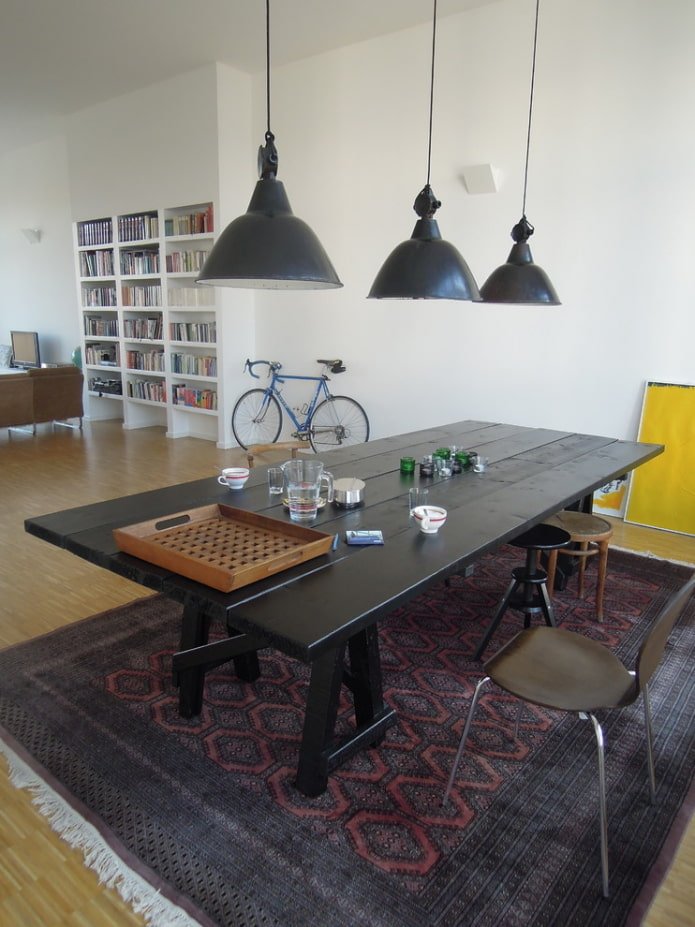 czarny stół we wnętrzu w stylu loft