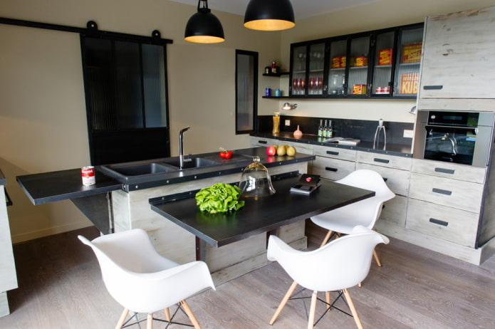 składany stolik we wnętrzu w stylu loft