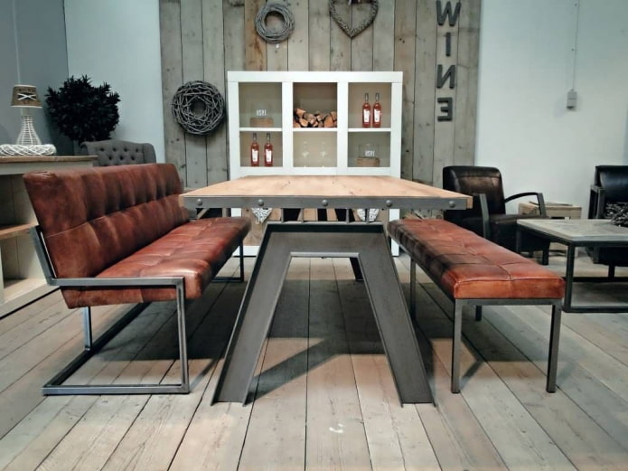 stół z żelaznymi nogami we wnętrzu w stylu loft