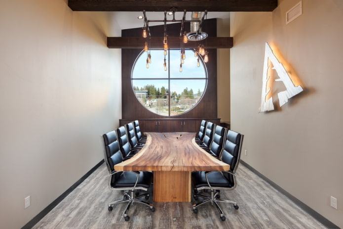 figurowy stół we wnętrzu w stylu loft