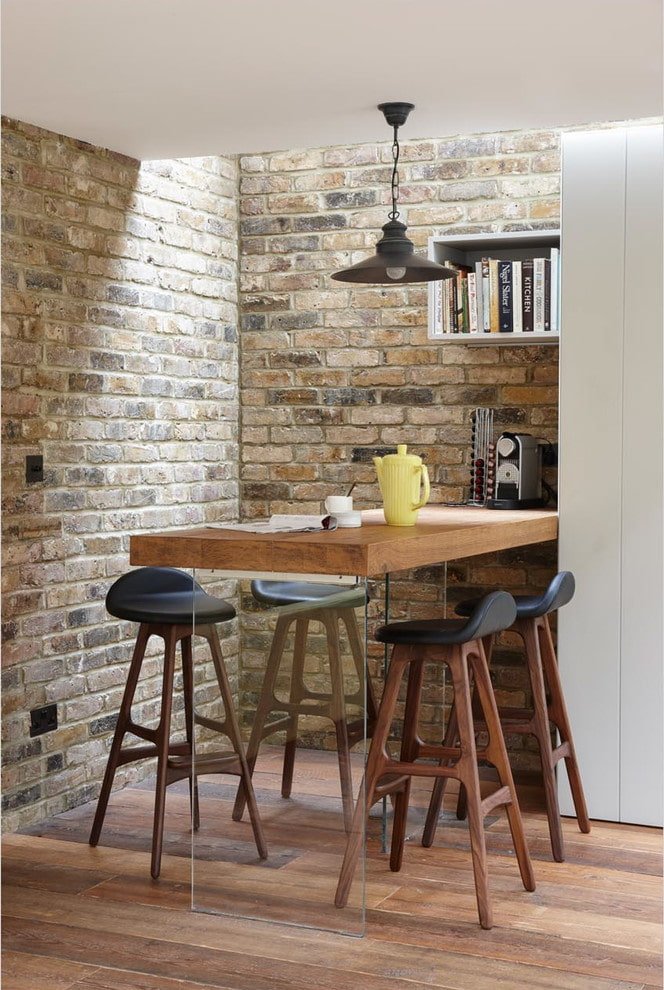 łączony stolik we wnętrzu w stylu loft