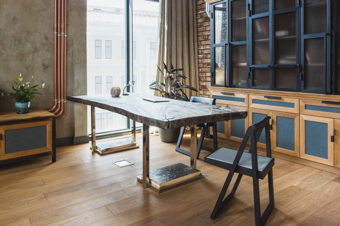 stół we wnętrzu w stylu loft