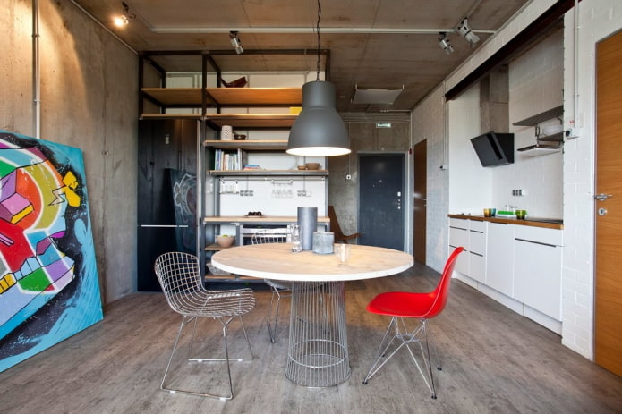 okrągły stół we wnętrzu w stylu loft