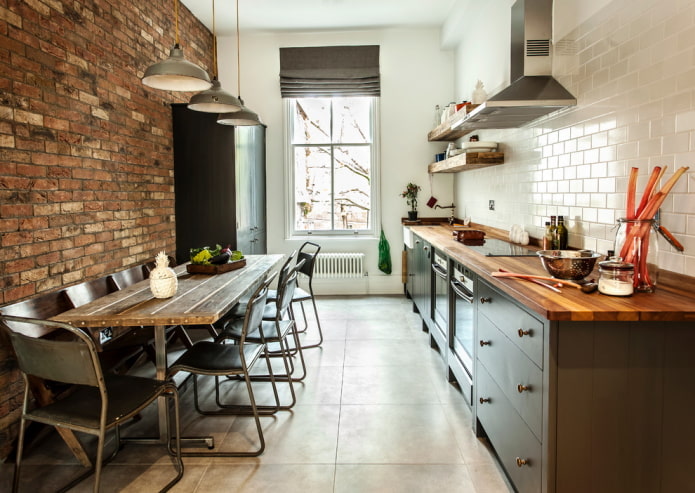 prostokątny stół we wnętrzu w stylu loft