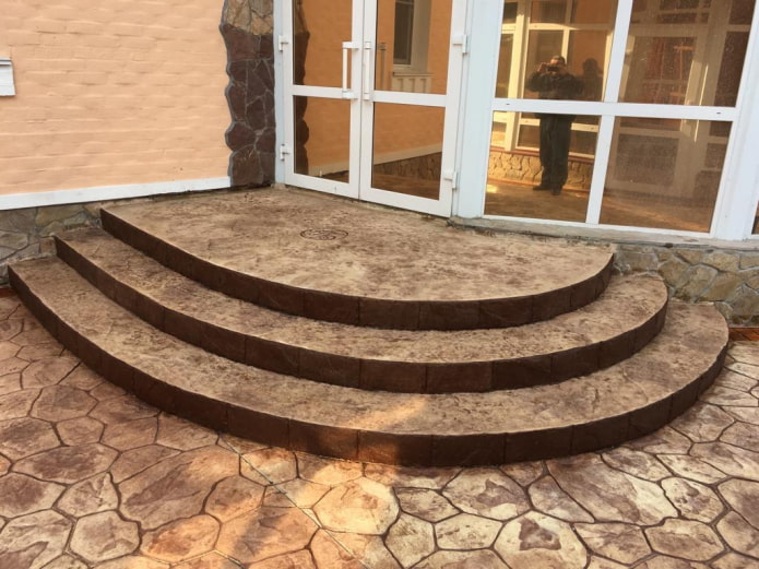 weranda z betonu stemplowanego