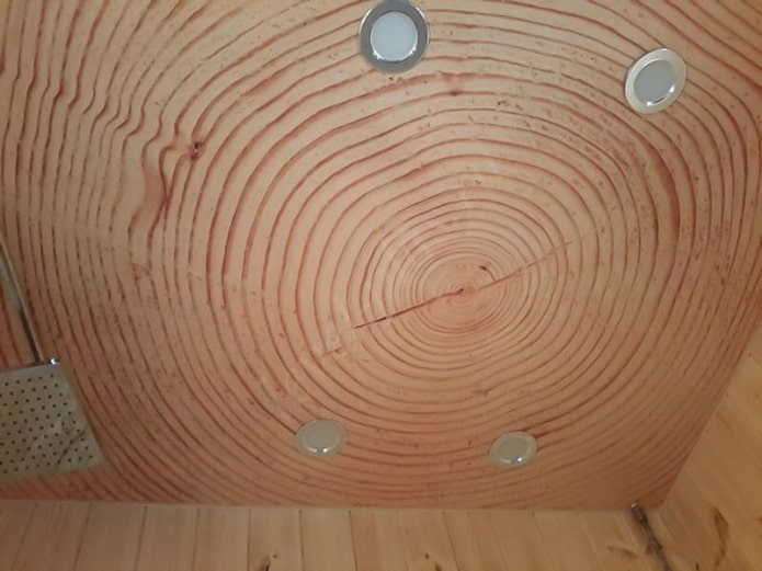 tkanina naciągnięta pod drzewem