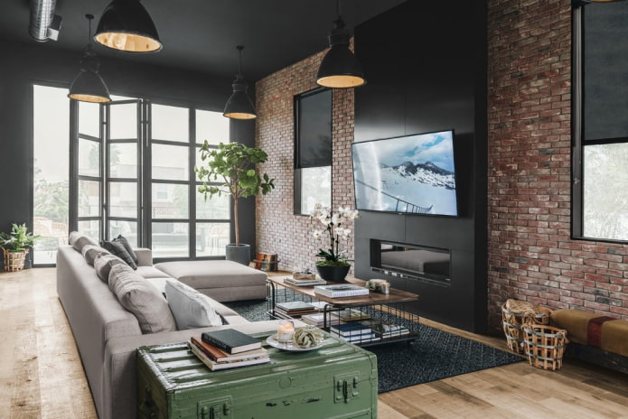 Panel TV nad kominkiem we wnętrzu w stylu loft