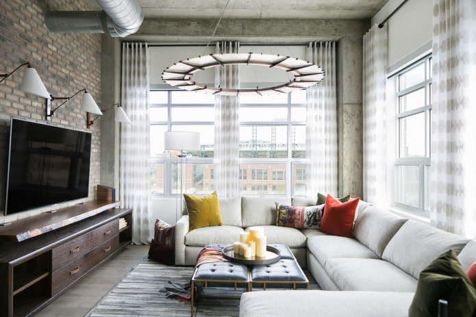 Telewizor we wnętrzu salonu w stylu loft