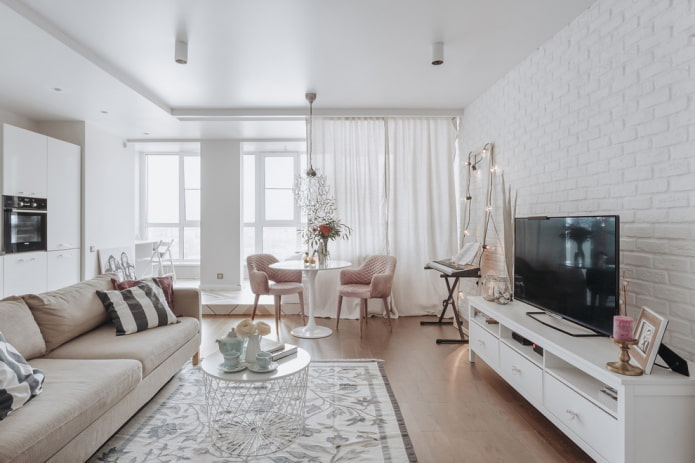 Telewizor we wnętrzu salonu w stylu skandynawskim