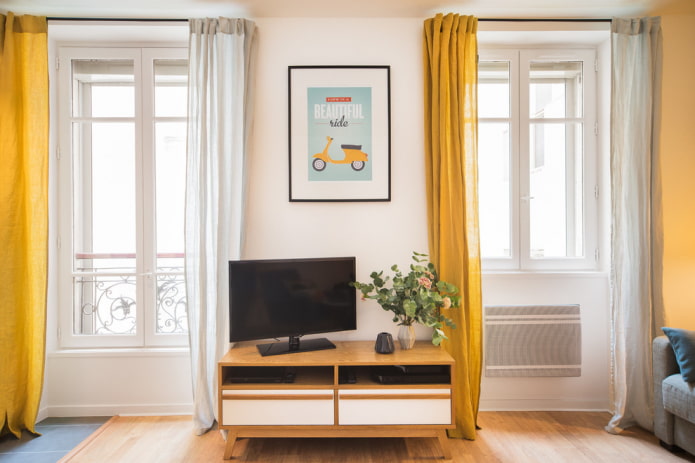Telewizor przy oknie we wnętrzu salonu