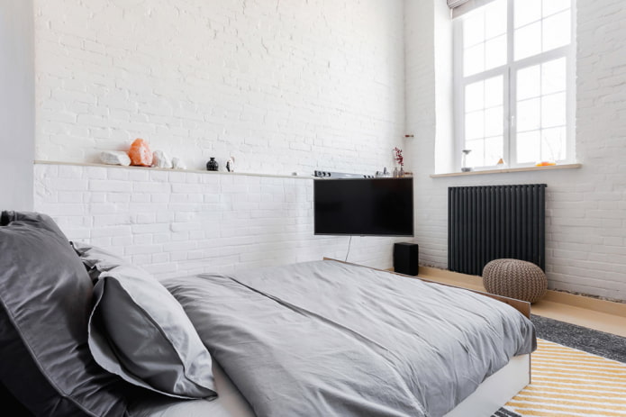 TV we wnętrzu sypialni w stylu loft