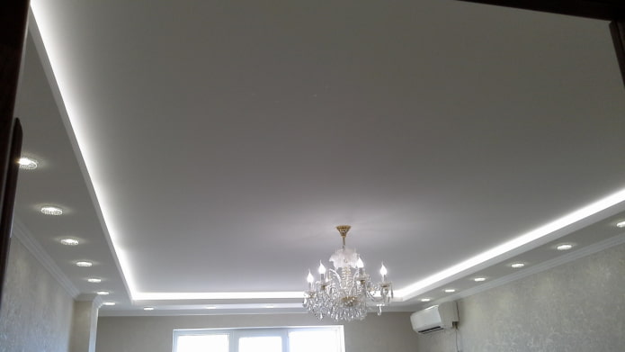 sufit z taśmą LED i wbudowanymi reflektorami