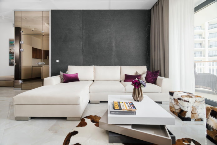 biała sofa przy ciemnej ścianie
