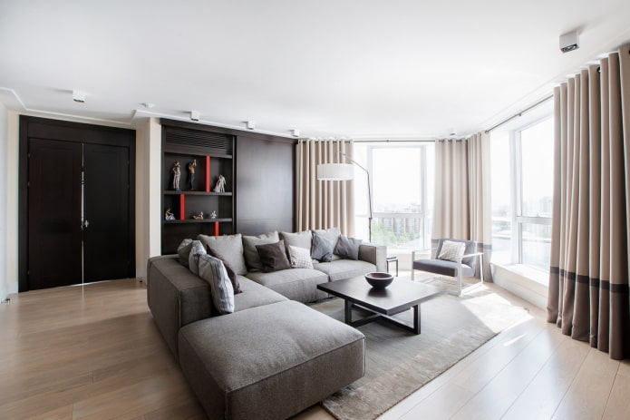 szara sofa we wnętrzu