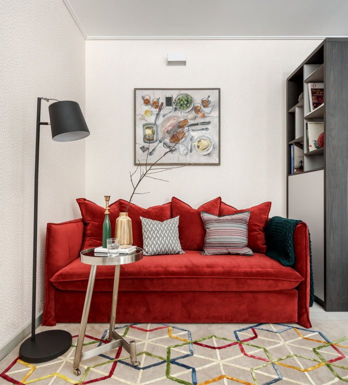 czerwona sofa we wnętrzu
