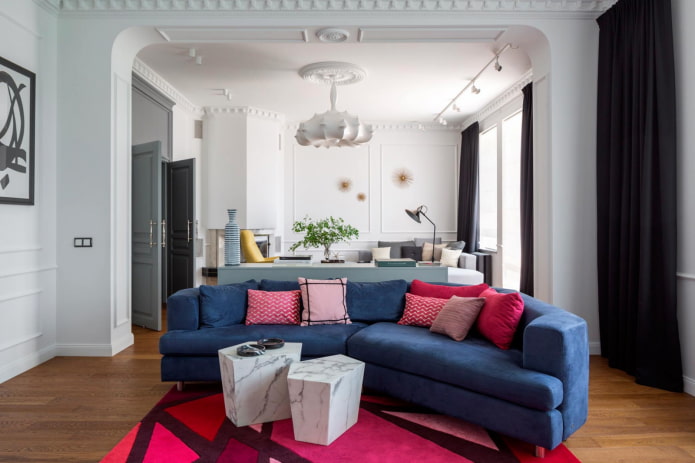 niebieska sofa połączenie kolorów
