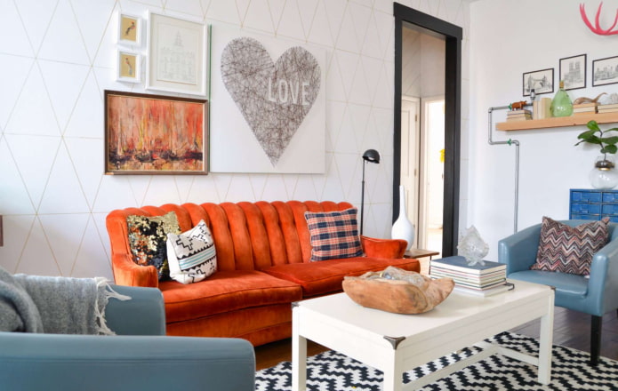 jasna sofa w salonie