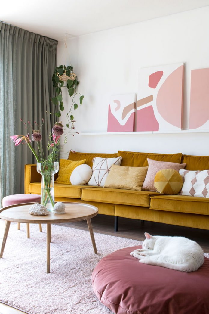 sofa w kolorze musztardowym
