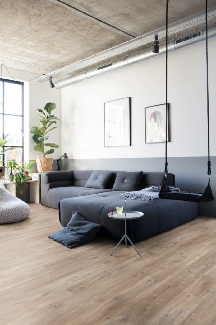 ciemna sofa w jasnym pomieszczeniu