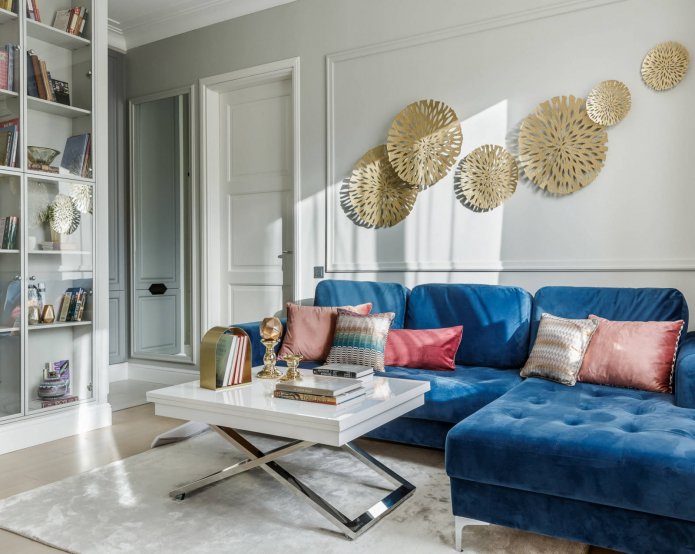 niebieska sofa w stylu skandynawskim