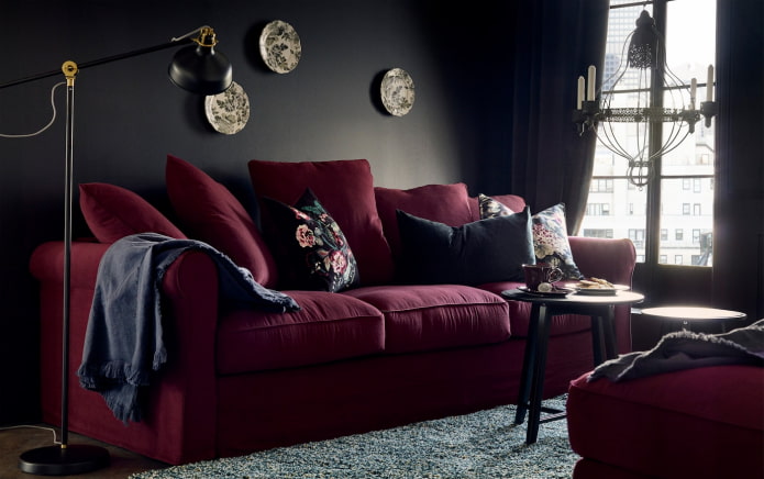 bordowa sofa na czarnej ścianie