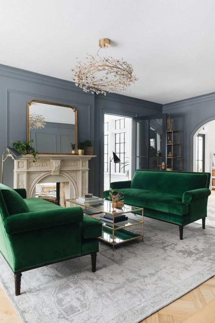 zielona sofa w salonie