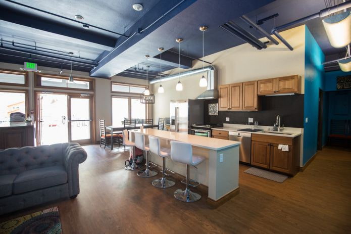 salon połączony z kuchnią w stylu loft