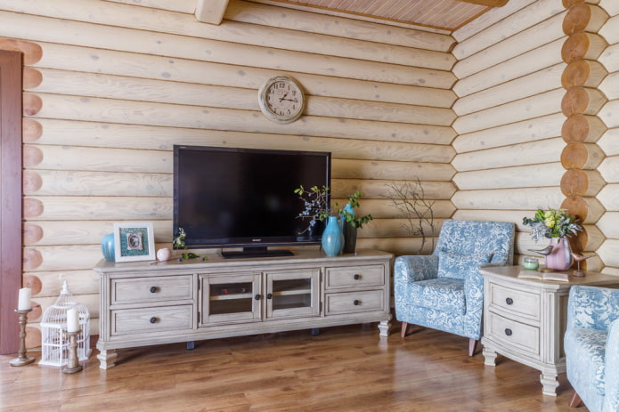 Stolik pod TV we wnętrzu w stylu rustykalnym