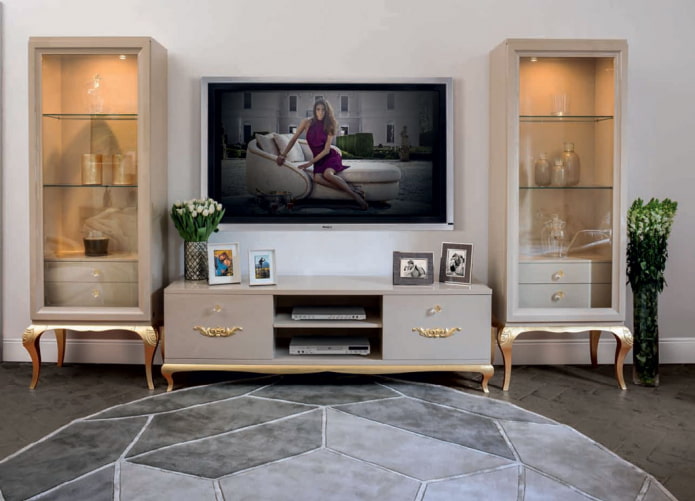 Stolik pod TV we wnętrzu w stylu Art Deco