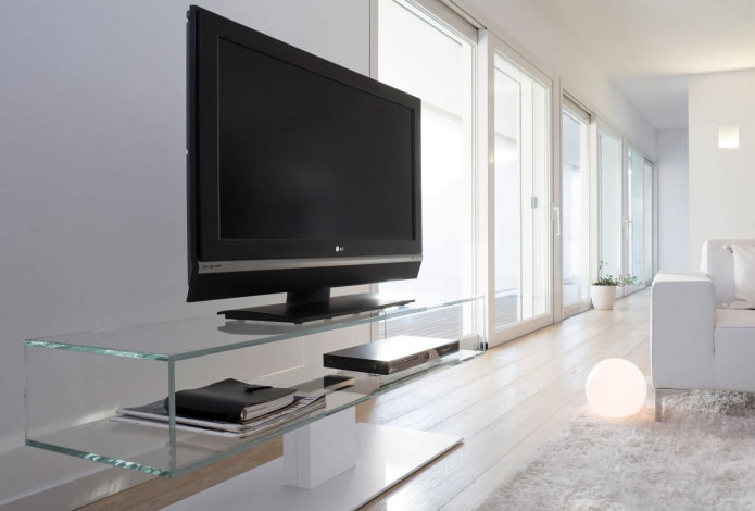 szklany stolik pod TV we wnętrzu