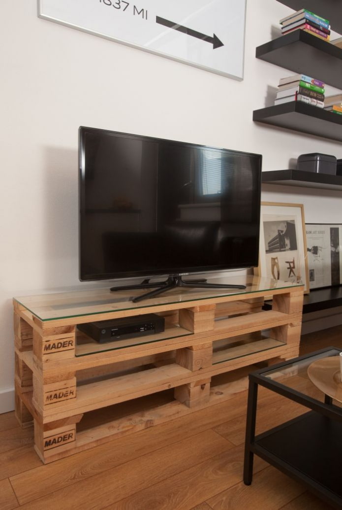 oryginalny stolik pod TV we wnętrzu