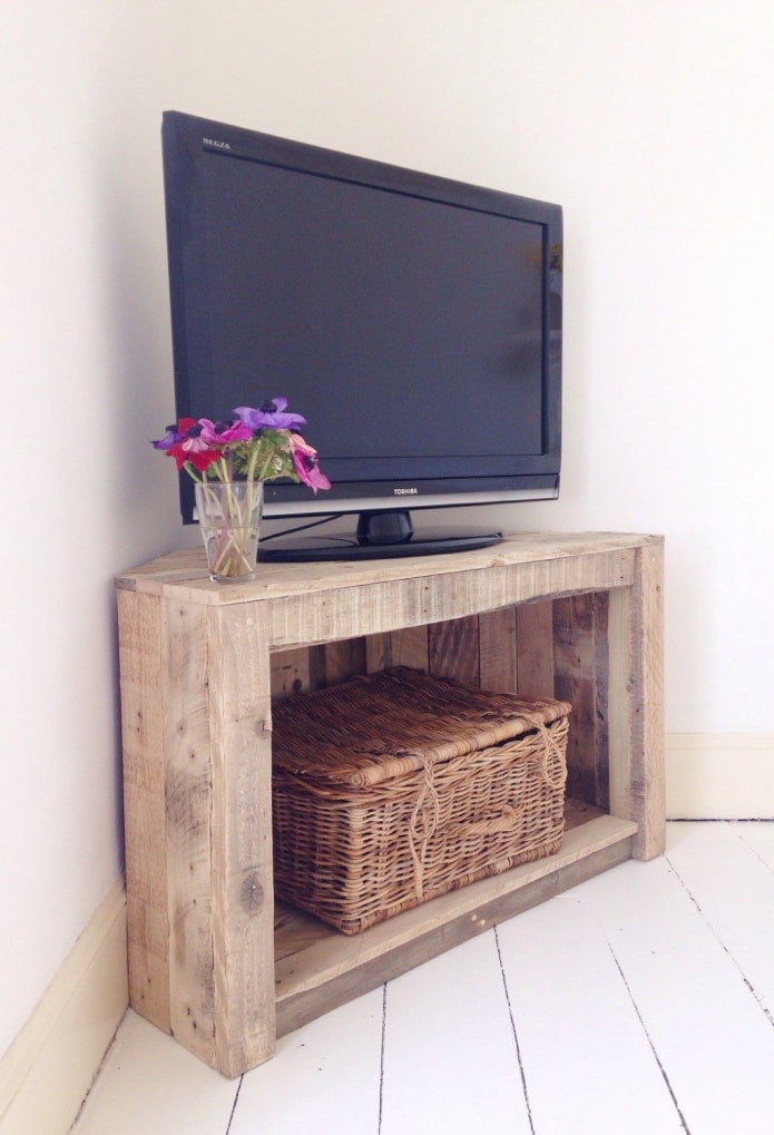 oryginalny stolik pod TV we wnętrzu