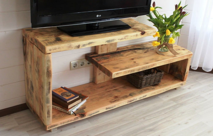 oryginalny stolik pod TV we wnętrzu