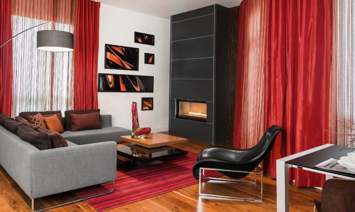 czerwony tiul w salonie