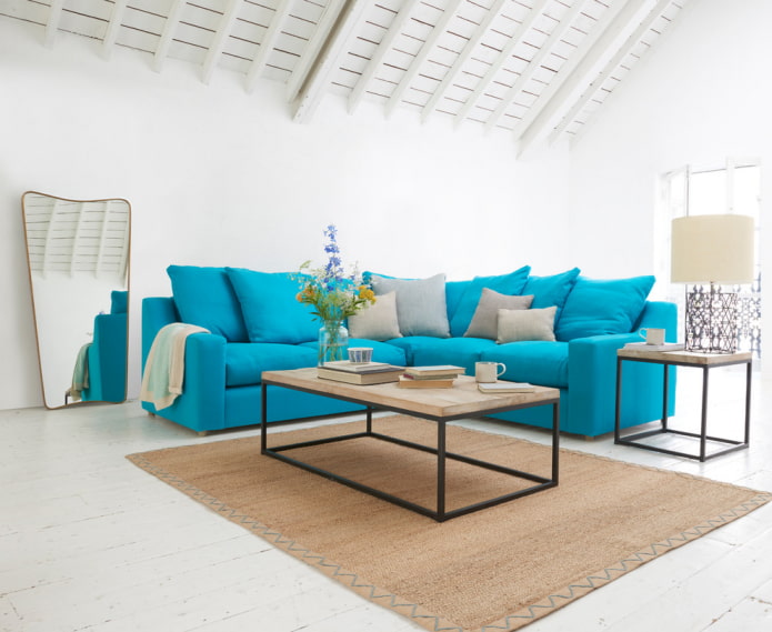 niebieska sofa w stylu eko