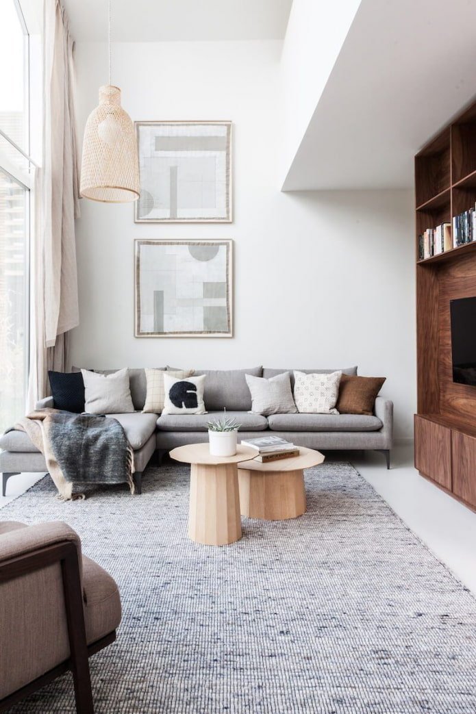 poprzeczna sofa w salonie