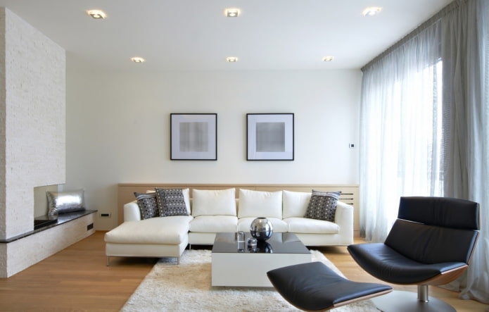 bielony sufit w salonie